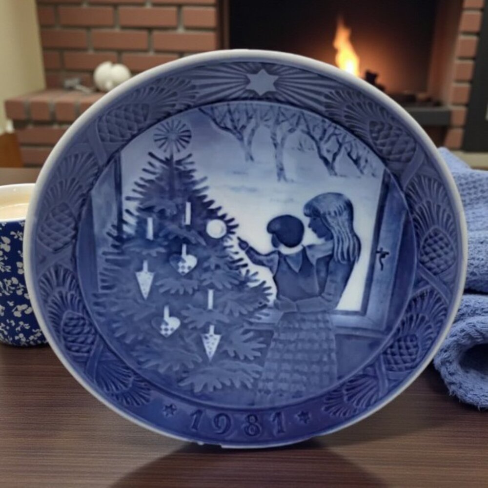 Royal Copenhagen Plate 1981 Admiring the Christmas Tree Granny Core